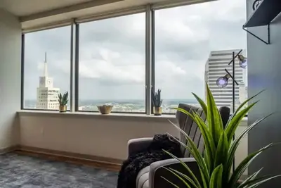 Image de Luxury High-Rise 1000 sqft with views and sky pool