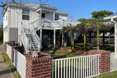 Image de Sunsets on the ocean view - steps to Seadrift lighted fishing pier. Hurry here!