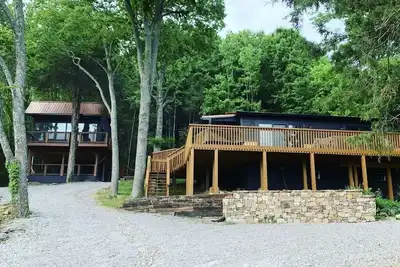 Image de Maple Ridge Lake House with Tree House