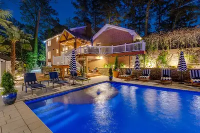 Image de Luxury Retreat in Smyrna: Pool, Pickleball & More!