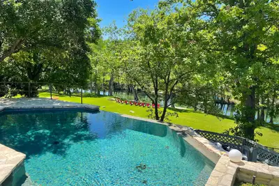 Image de Inviting waterfront home with pool, patio, fireplace, W/D, & dog-friendly