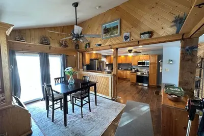 Image de Right off the main trail system! Heated garage large parking for large trailers