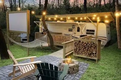 Image de Ramblin Rose Mountain Camping with Theater, Hot-Tub, Fire-Pit & Hiking Trails