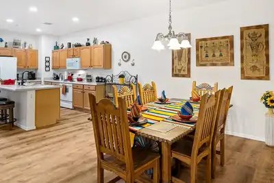 Image de Renovated and Comforting 3 Bedroom Town Home Located in Cottonwood, With