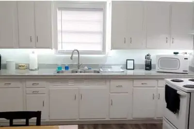 Image de Cozy Spacious Home with extra large yard, bbq grill, playset, fire pit and porch