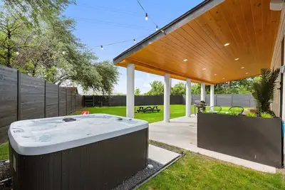 Image de Luxury Modern 5br w/ Hot Tub, Huge Patio & Yard. Mins from Downtown Austin!