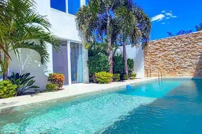 Image de Luxury mansion with pool, garage and fitness center