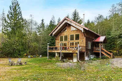 Image de Great Northern Demi Lodge - Private log cabin, sleeps 4, 15 min from Stevens Pass!