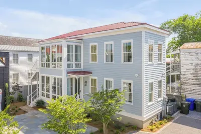 Image de 93. 5 A&B - New listing! 6 Bedrooms Close to King St!