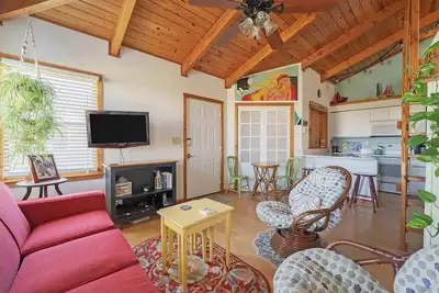 Image de 5395- Where the Mermaids Sing, Comfy Condo in Great Location. Close to Beach, Restaurants & Shops