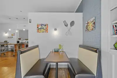 Image de The \"Roost. \" A Large 2 Bedroom - Diner Themed Stay
