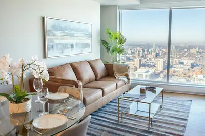 Image de 39th Floor Luxury Suite|Walk to Roger'sPlace&Dt|Pool&Gym