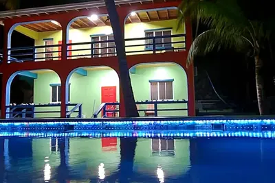 Image de Beachfront house 4br/4Bath, view, private pool, dock and beach