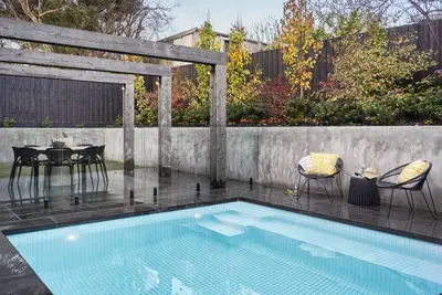 Image de Architecturally designed coastal home with heated pool & toasty fireplace