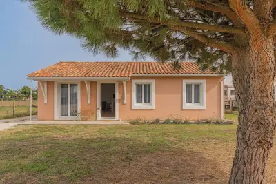 Image de Maison de Vacances 'Le Pin Franc' avec Terrasse Privée, Jardin Privé et Wi-Fi