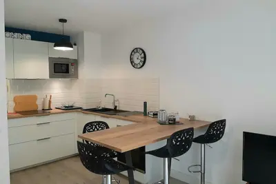 Image de Appartement cosy avec balcon, proche centre et plages, parking inclus