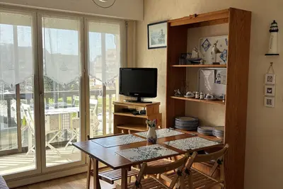 Image de Appartement 2 Pièces avec Loggia Vue Mer et Parking, Près de la Plage