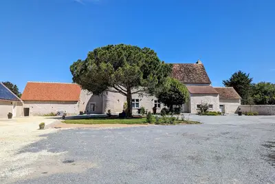 Image de Gîte Authentique en Berry - Étang de Pêche, Confort Moderne, À 10 min du Spa