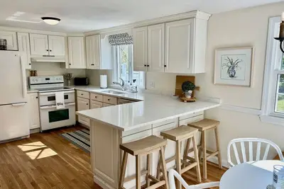 Image de Charming Three Plus Bedroom Home Located on a Quiet street in East Harwich, Close to Beaches and Restaurants!