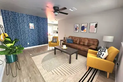 Image de New Norman Bright Modern Art Deco Home w/ King bed