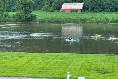 Image de Private Riverfront Cabin