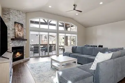 Image de Gorgeous, Newly Remodeled, Pet Friendly Eagle Crest Home