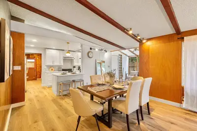 Image de Spacious Mid Century Modern Sunroom Rambler with Portable Ac