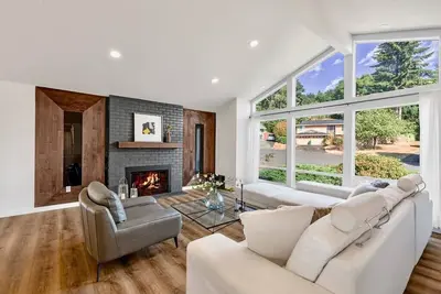Image de Tastefully Remodeled 4 Bedroom Home with Rainier View
