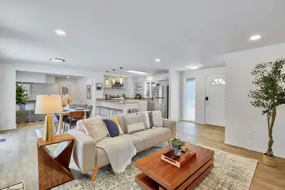 Image de Cozy Bothell Rambler with Office, Game room bar and Xl Fenced Yard