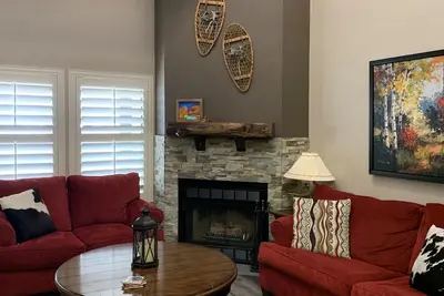 Image de Year-round resort condo minutes from skiing, lake, golf, pool, sleeps 6