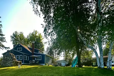 Image de \"Hale\" of a Get - Away! Charming lakefront cottage on all sports Long Lake.