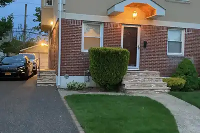 Image de Duplex with  private Entrance, A block from Ubs Arena & Belmont Park,