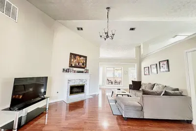 Image de Cozy & Spacious 4 Br/3 Bath Sweet Home in Duluth