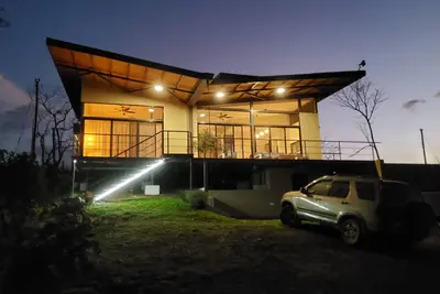 Image de Modern Zen-Style Remote Home in the Mountains