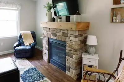 Image de Private home has Wifi, Fireplace, Fire pit, Full Kitchen, 4 mile from Lancaster!