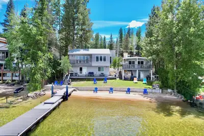 Image de 2 Lakefront Homes - Sleeps 16 - Dock - Beach - Walk to Dining & Park