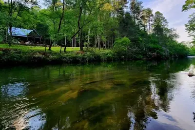 Image de Riverstone Cottage: Cozy Riverfront Retreat