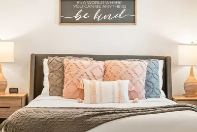 Image de Coffee-Themed Family Friendly Home with Fire Pit, Yard and Coffee Bar