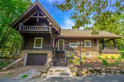 Image de Cozy Lake front luxury, hot tub, ice fish, snowmobile, fireplace, screened porch