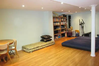Image de Large Open Basement Room with bathroom and Vegetarian kitchen