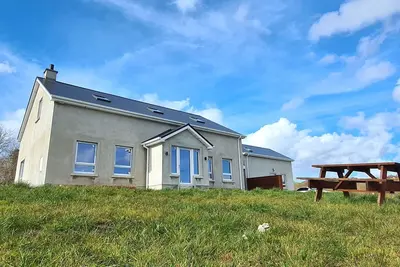Hazelwood Lodge: Modern Bright & Spacious Bungalow with a Beautiful Valley View.