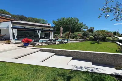 Image de Beautiful modern villa with swimming pool and spa in absolute calm