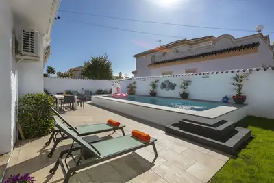 Spanish villa with private pool, only 5 minutes from the beach!