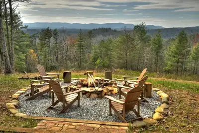 Image de Lazy Bear Outlook is pet friendly and has an Incredible mountain view, hot tub, firepit and huge outdoor deck. Super private! ! WiFi