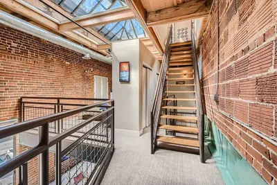 Image de Capital Hill Apartment-Rooftop Deck with Grill -Fireplace -30 Day Rental