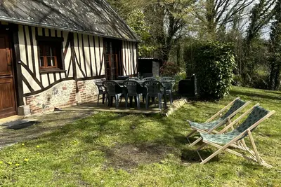 Image de maison normande et son jardin à la campagne