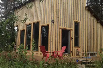 Image de Enjoy Alaska’s beauty in this large cabin in Glacier Bay national Park.