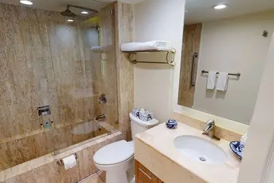 Image de Beachfront Property With Lots Of Water Sports