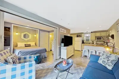 Image de Lakeside condo with beach/water access, pool & sports courts