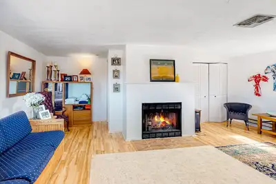 Image de Mountain view home with pool, covered patio, & fireplace - secluded location